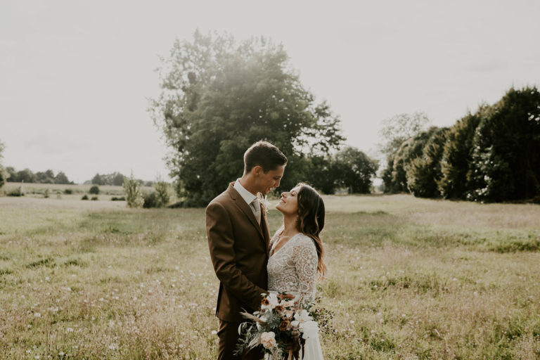 C + A Un mariage rustique et bohème dans une grange