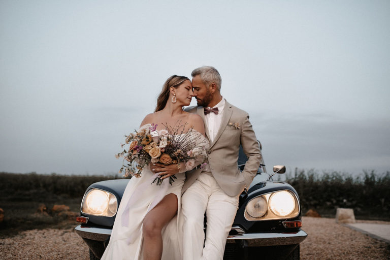 Un mariage moderne en petit comité dans une ferme.