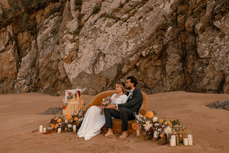 Un elopement à la plage en Bretagne, entouré de chevaux