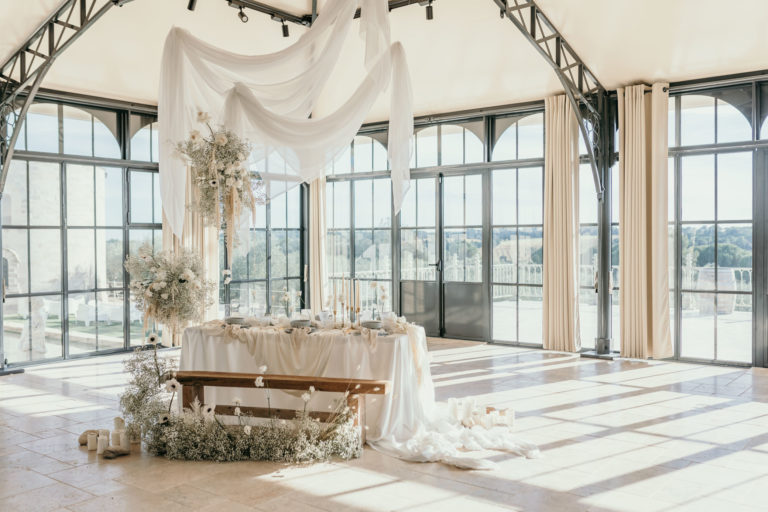 Une inspiration mariage d’hiver monochrome au Château Puech Haut 