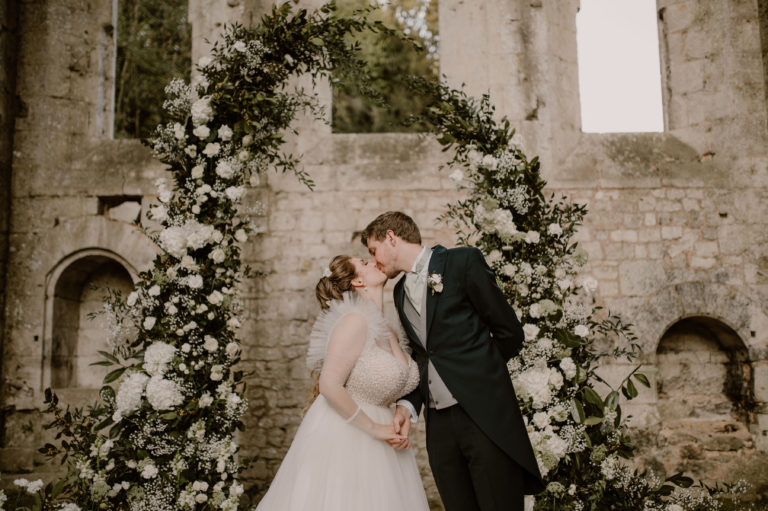 L + V Un mariage chic à l’Abbaye de Notre-Dame de Fontaine Guérard en Normandie