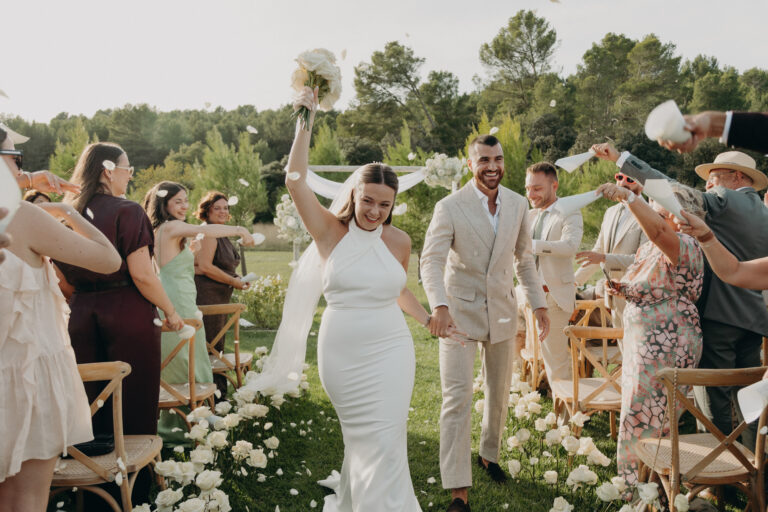 E+M Un mariage vert et blanc au Mas des Costes en Provence.
